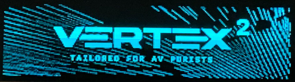 Niebieski wyświetlacz OLED 3,12 cala urządzenia HDfury Vertex 2 z logo startowym Vertex 2 i napisem Tailored for AV purists