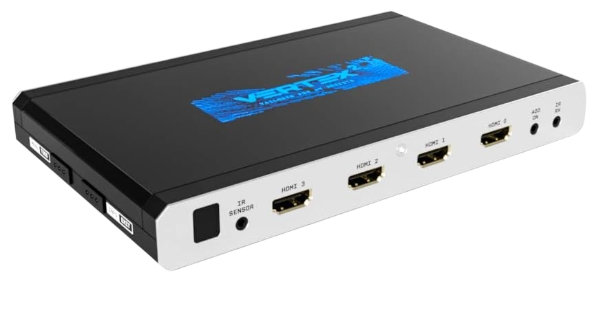 Przełącznik HDMI HDfury Vertex 2 ustawiony pod kątem na białym tle, z czujnikiem IR i czterema wejściami HDMI wzdłuż przedniej krawędzi